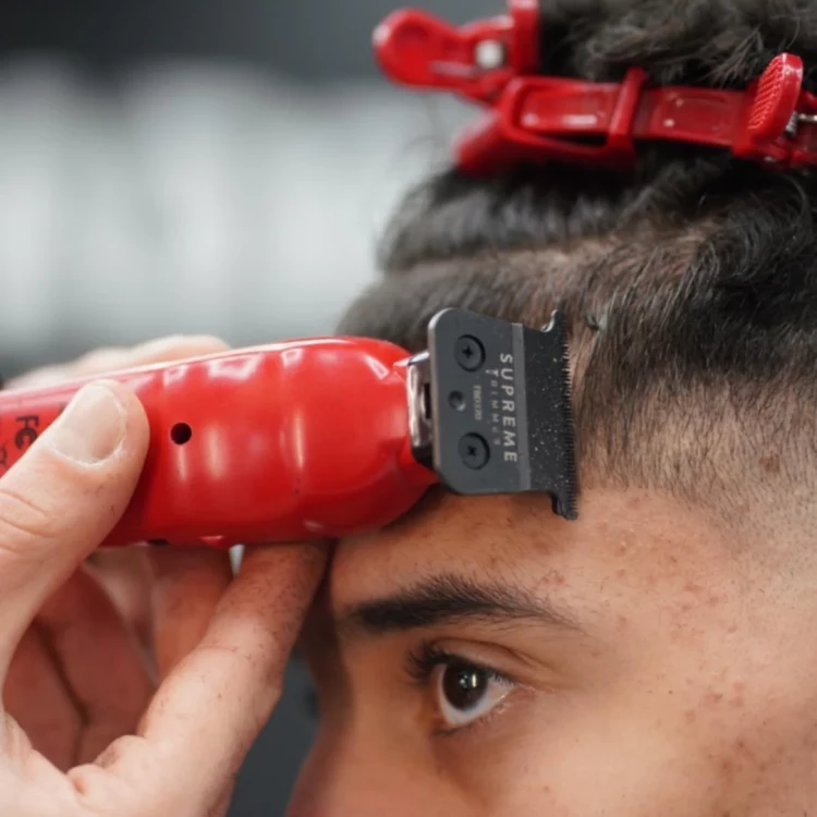 Střihací strojek SUPREME TRIM VADER ST3778 - red